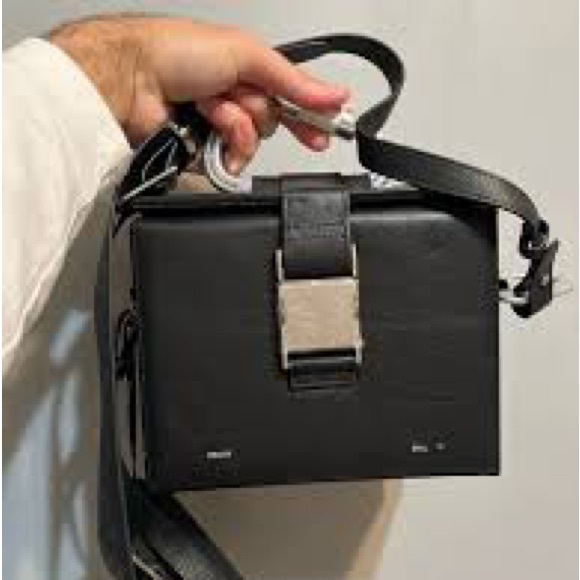 HELIOT EMIL Black Carabiner Box Bag
by Heliot Emil (UNISEX)-Unique - Picture 4 of 16